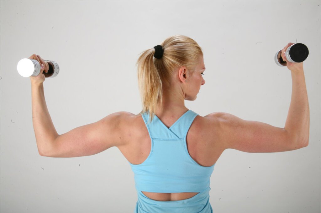 Rückentraining für Frauen – starker Rücken mit Kurzhanteln