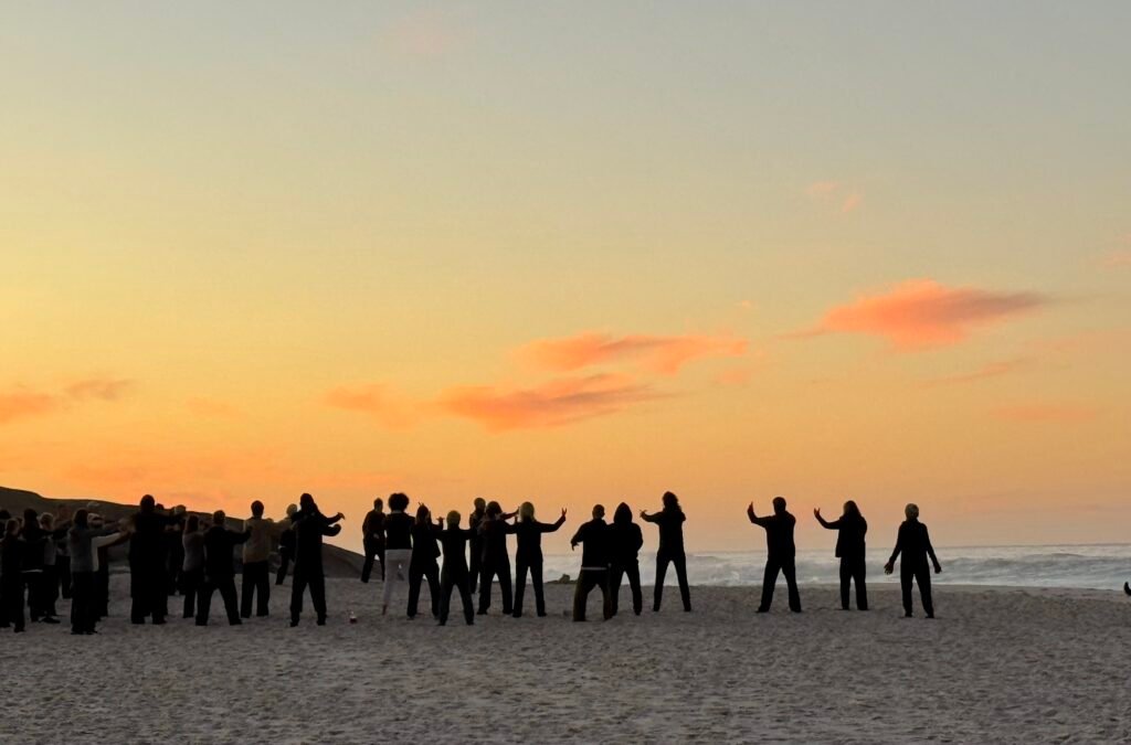 Qi Gong Gruppentraining in Hamburg am Meer bei Sonnenaufgang