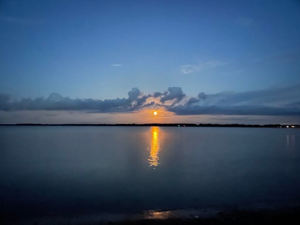 Neumond im Jahr des Feuerpferdes – Stabilität und Transformation aus innerer Balance 2 Neumond Qualität – ruhiger Himmel über der Nordsee als Symbol für Stabilität und innere Balance